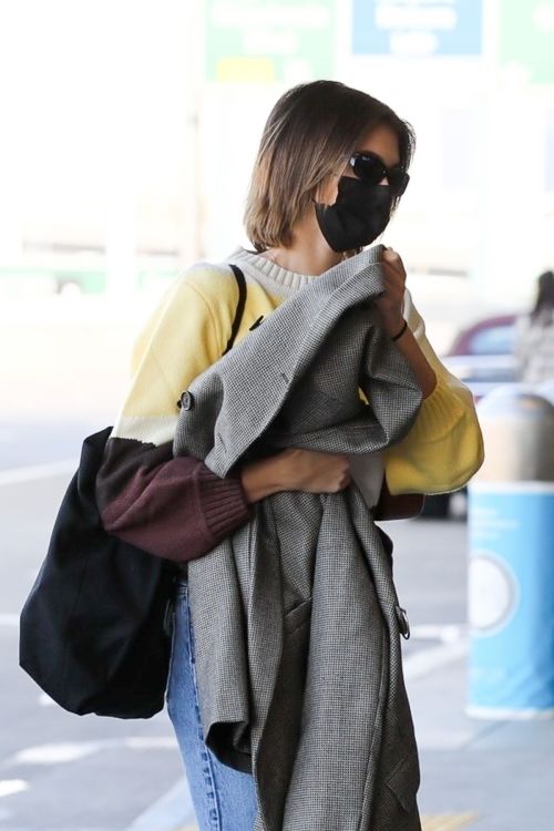 Kaia Gerber in Denim Arrives at Los Angeles International Airport 2020/11/23