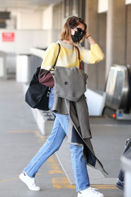 Kaia Gerber in Denim Arrives at Los Angeles International Airport 2020/11/23 10