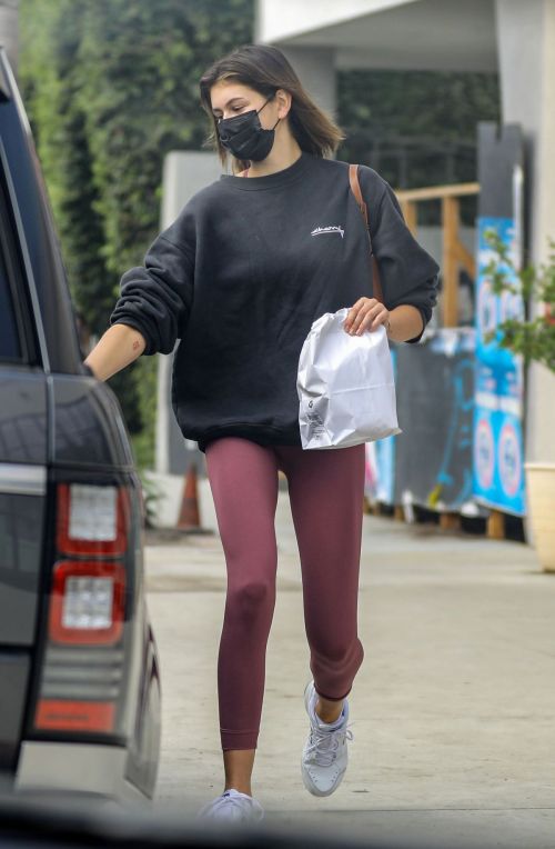 Kaia Gerber in Sweatshirt with Tights Out and About in Malibu 2020/10/21 3