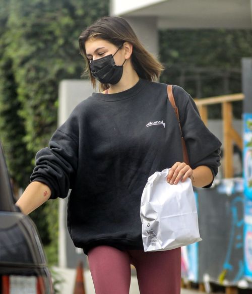 Kaia Gerber in Sweatshirt with Tights Out and About in Malibu 2020/10/21 5