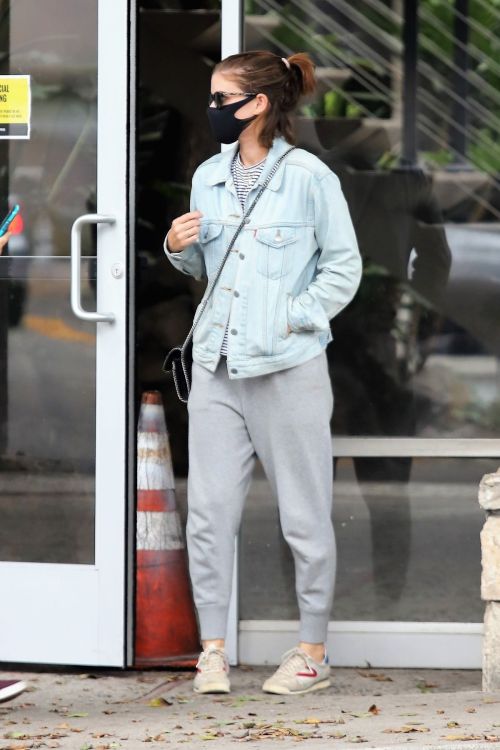 Kate Mara Wearing a Mask Out in Beverly Hills 2020/10/22 3