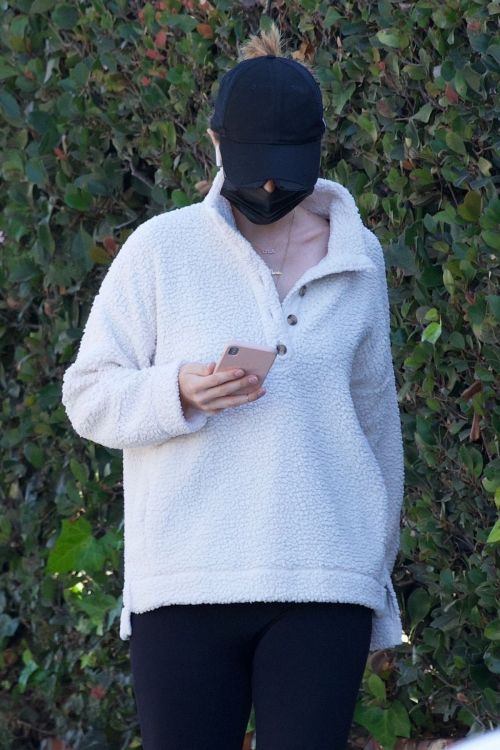 Katherine Schwarzenegger Out Morning Walk in Brentwood 2020/11/27 2