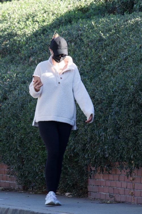 Katherine Schwarzenegger Out Morning Walk in Brentwood 2020/11/27 3