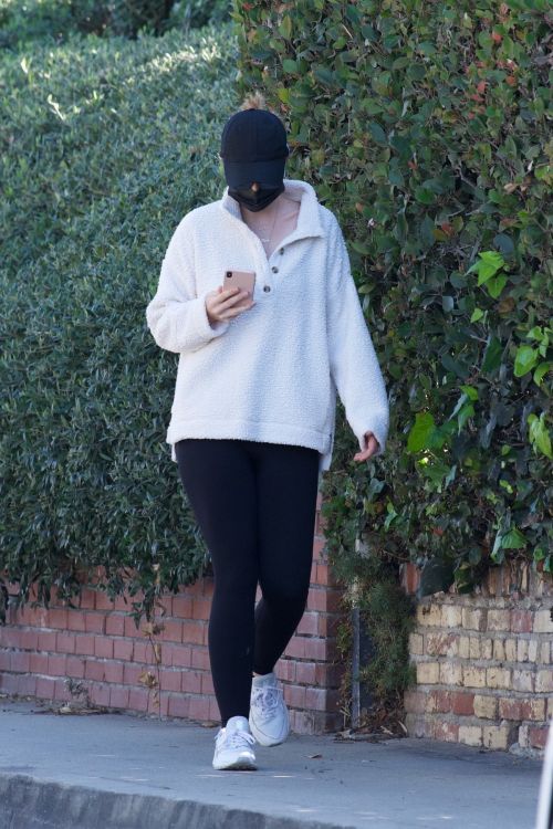 Katherine Schwarzenegger Out Morning Walk in Brentwood 2020/11/27 4