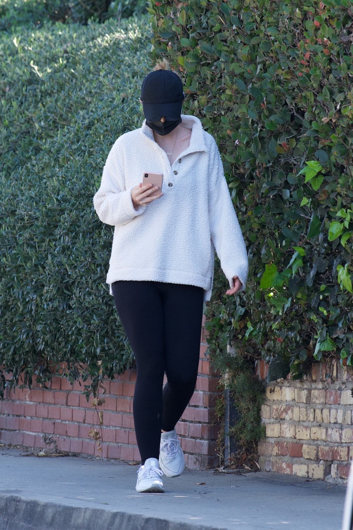 Katherine Schwarzenegger Out Morning Walk in Brentwood 2020/11/27