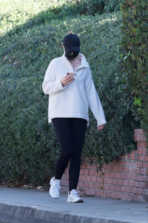 Katherine Schwarzenegger Out Morning Walk in Brentwood 2020/11/27 5