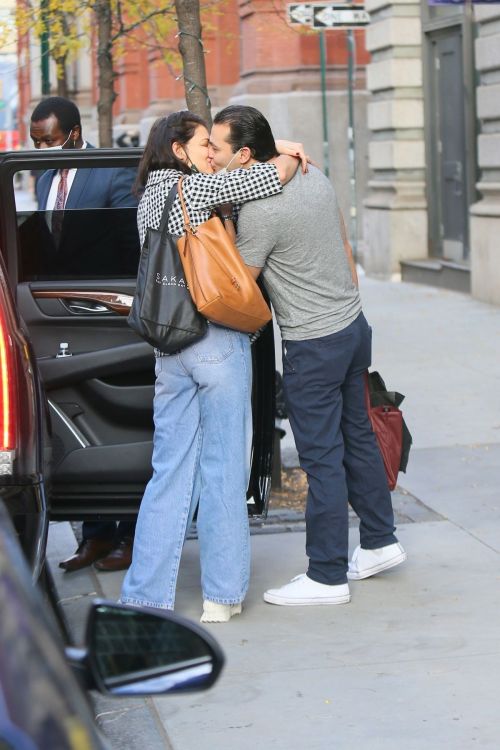 Katie Holmes and Emilio Vitolo Jr Out Kissing in New York 2020/11/27