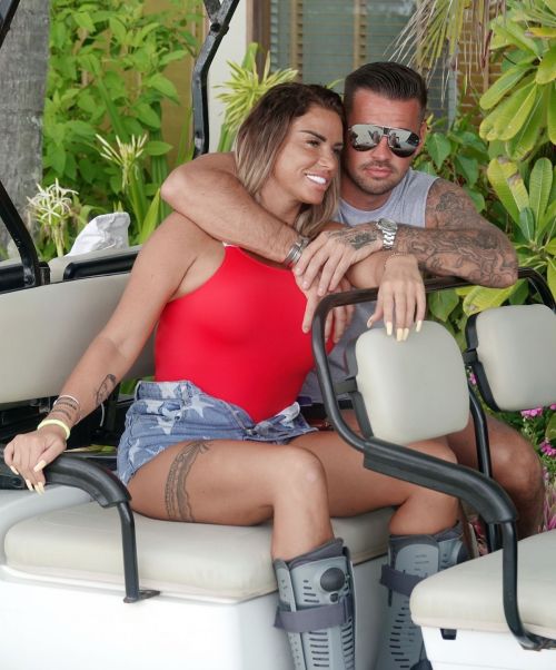 Katie Price and Carl Woods Celebrates Holiday in Maldives 2020/11/05 5