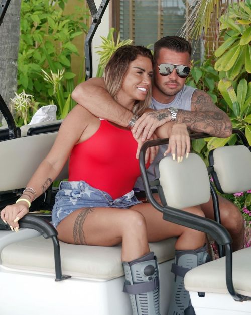 Katie Price and Carl Woods Celebrates Holiday in Maldives 2020/11/05 1