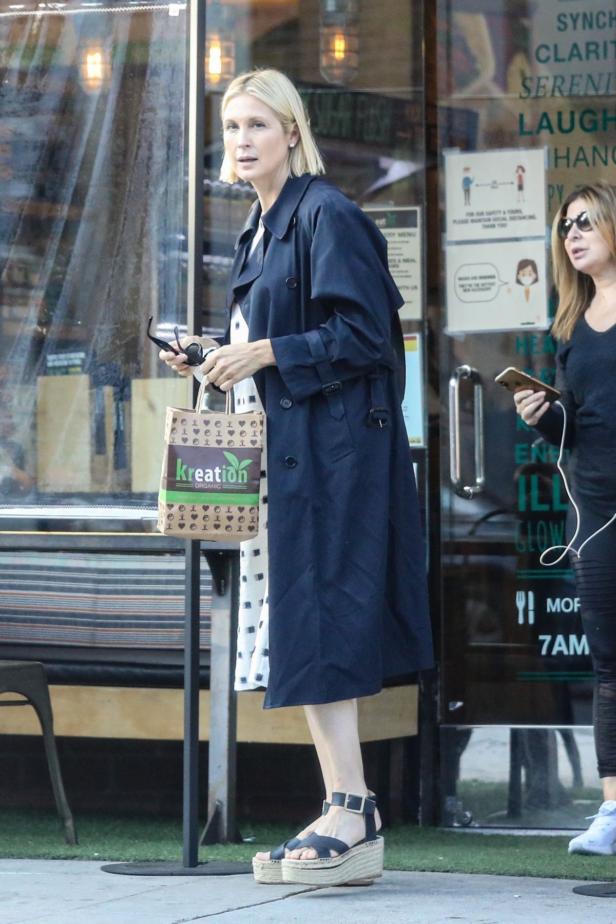 Kelly Rutherford at Kreation Organic Juicery in West Hollywood 2020/10/22