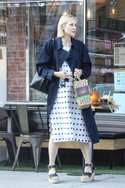 Kelly Rutherford at Kreation Organic Juicery in West Hollywood 2020/10/22