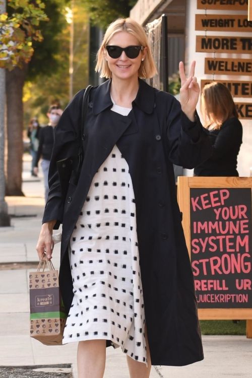 Kelly Rutherford at Kreation Organic Juicery in West Hollywood 2020/10/22 3