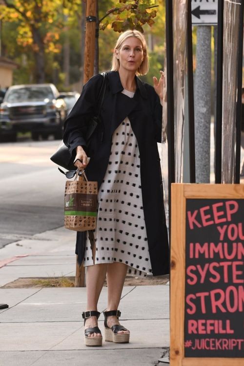 Kelly Rutherford at Kreation Organic Juicery in West Hollywood 2020/10/22
