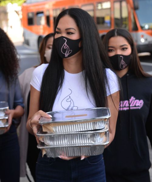 Kimora Lee Simmons Gives Thanksgiving Meals to Homeless in Los Angeles 2020/11/24 2