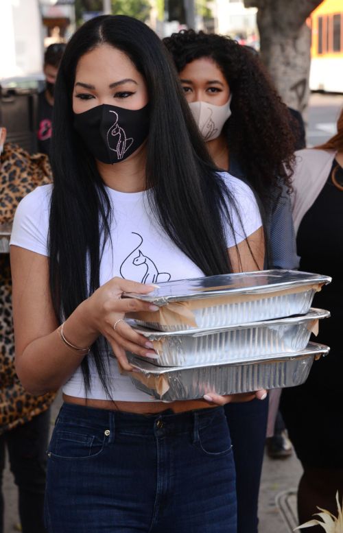 Kimora Lee Simmons Gives Thanksgiving Meals to Homeless in Los Angeles 2020/11/24 3
