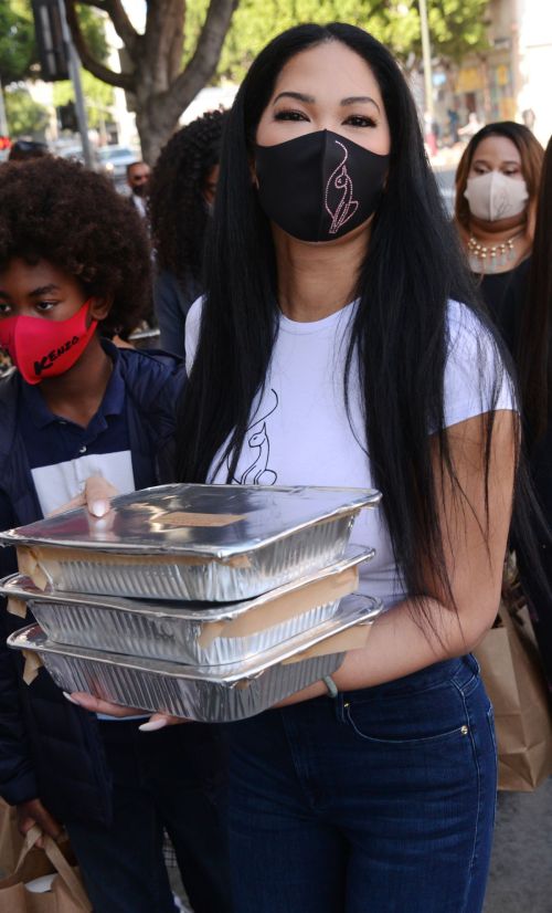 Kimora Lee Simmons Gives Thanksgiving Meals to Homeless in Los Angeles 2020/11/24