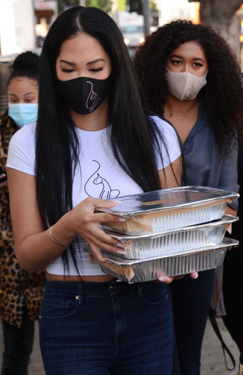 Kimora Lee Simmons Gives Thanksgiving Meals to Homeless in Los Angeles 2020/11/24 5