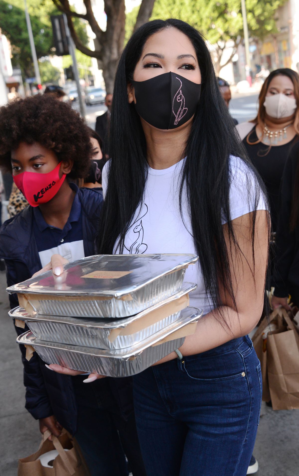 Kimora Lee Simmons Gives Thanksgiving Meals to Homeless in Los Angeles 2020/11/24