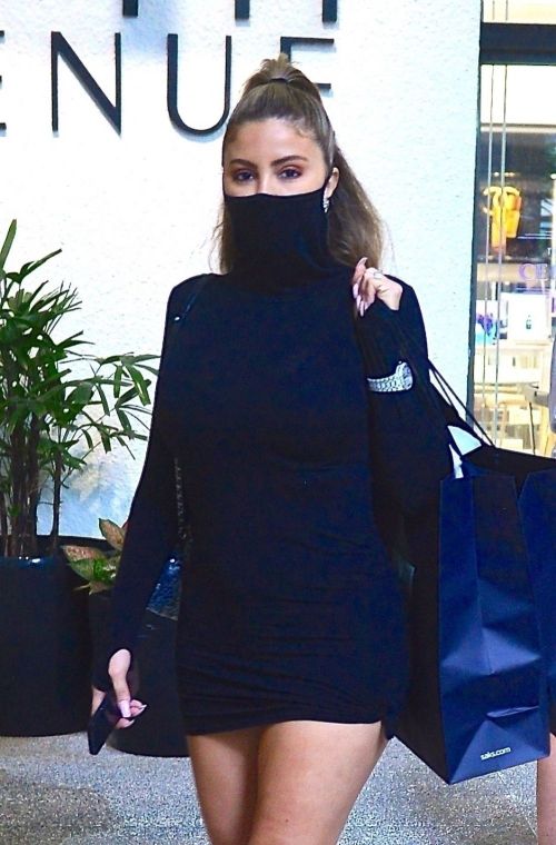 Larsa Pippen flashes her legs in a Tight Black Dress Out Shopping in Los Angeles 2020/11/25 6