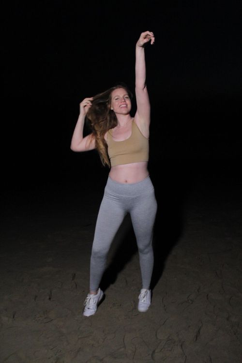 Lauren-Ashley out on Thanksgiving Day at a Beach in Los Angeles 2020/11/26
