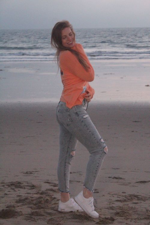 Lauren-Ashley out on Thanksgiving Day at a Beach in Los Angeles 2020/11/26 3