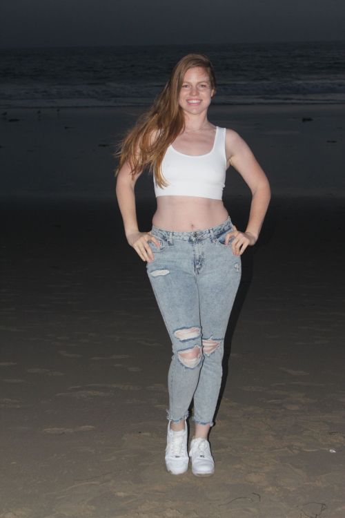 Lauren-Ashley out on Thanksgiving Day at a Beach in Los Angeles 2020/11/26 6