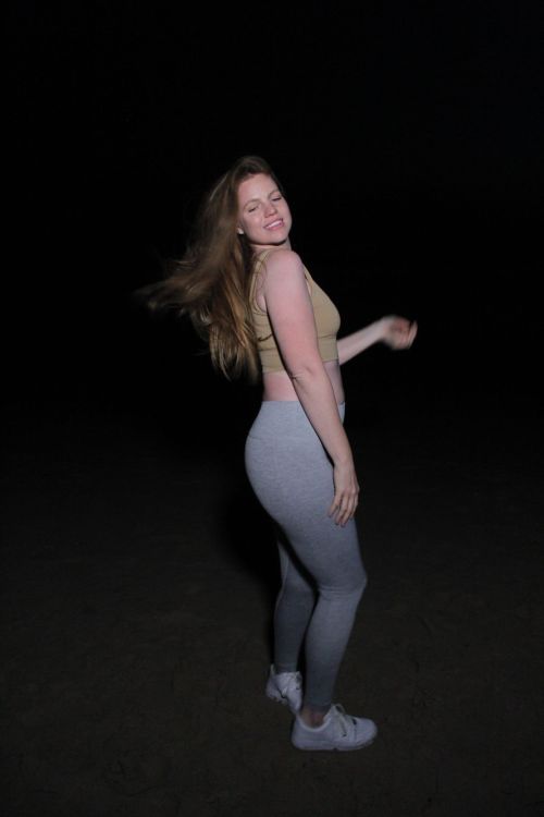 Lauren-Ashley out on Thanksgiving Day at a Beach in Los Angeles 2020/11/26 7