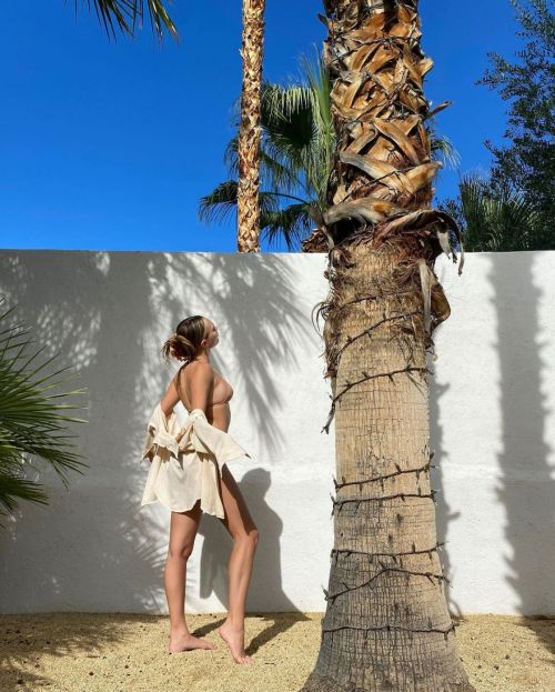 Maddie Ziegler in Bikini Pose - Instagram Photos 2020/11/22