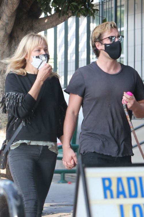 Malin Akerman and Jack Donnelly at Figaro Bistrot in Los Feliz 2020/11/23