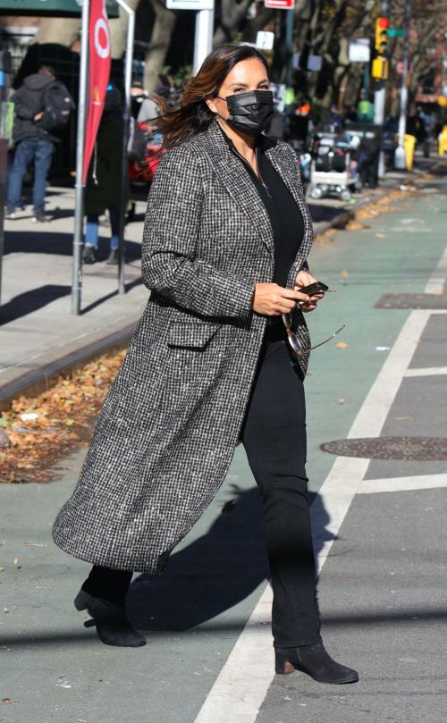Mariska Hargitay on the set of Law & Order Special Victims Unit in New York 2020/11/16 4