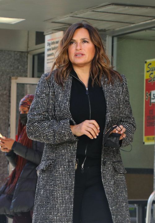 Mariska Hargitay on the set of Law & Order Special Victims Unit in New York 2020/11/16 1