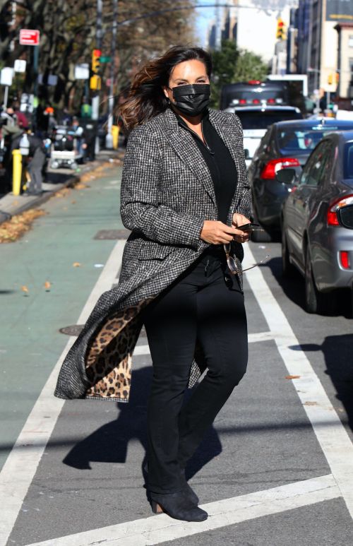 Mariska Hargitay on the set of Law & Order Special Victims Unit in New York 2020/11/16 2