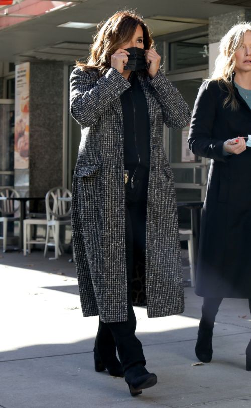 Mariska Hargitay on the set of Law & Order Special Victims Unit in New York 2020/11/16 3
