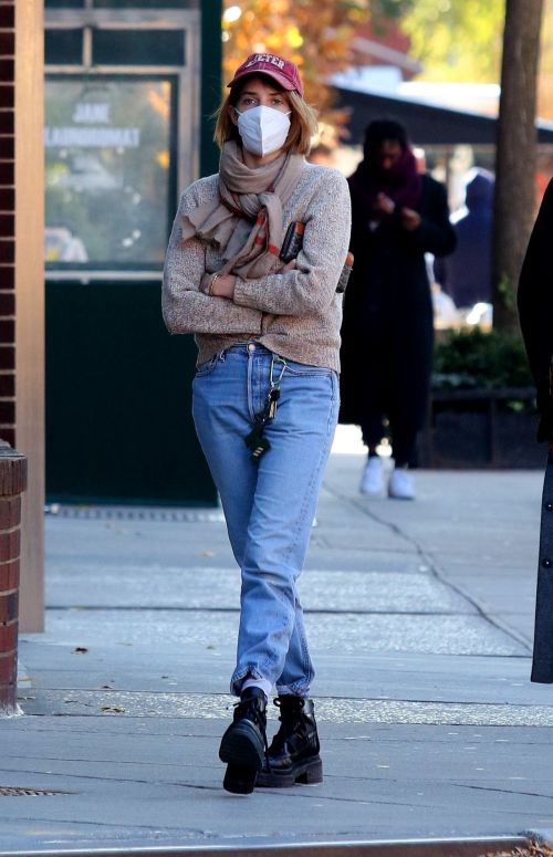 Maya Hawke Out and About in New York 2020/11/16 9