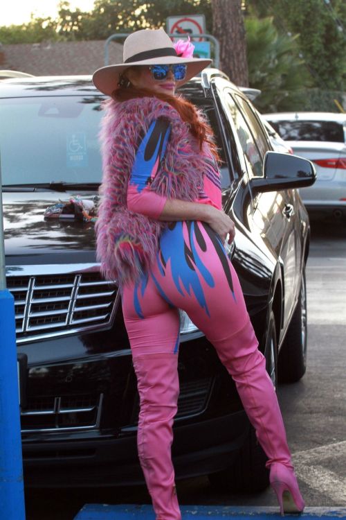 Phoebe Price in Pinky Pinky Outfit Out in Los Angeles 2020/11/16 7