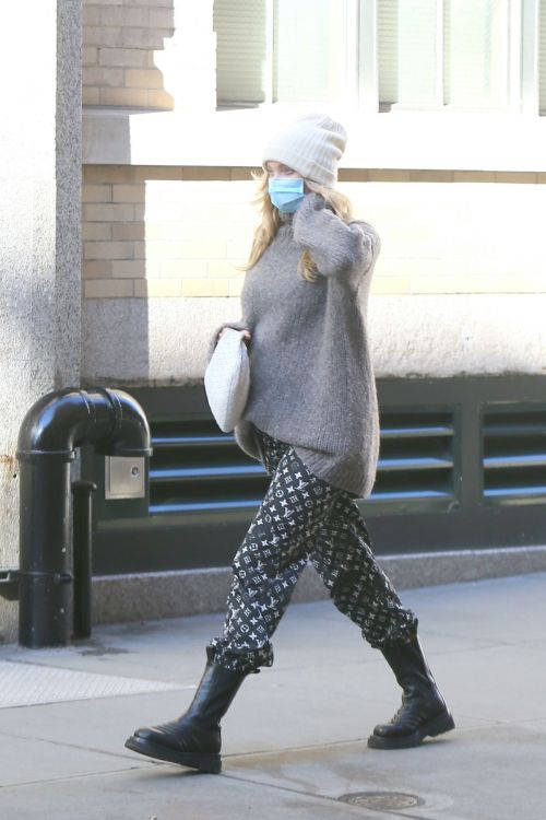 Pregnant Elsa Hosk in High Neck Sweater Out in New York 2020/11/20 2