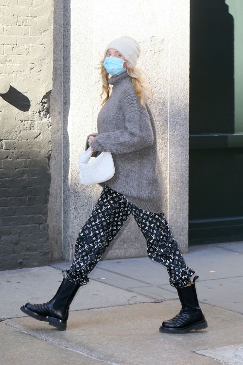 Pregnant Elsa Hosk in High Neck Sweater Out in New York 2020/11/20 4