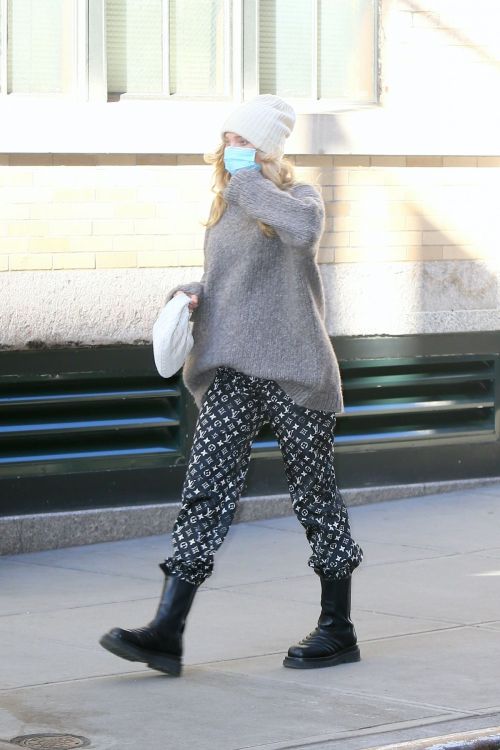 Pregnant Elsa Hosk in High Neck Sweater Out in New York 2020/11/20