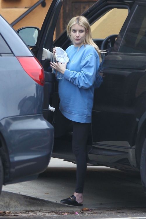 Pregnant Emma Roberts Arrives at Her Home in Los Feliz 2020/10/22 3