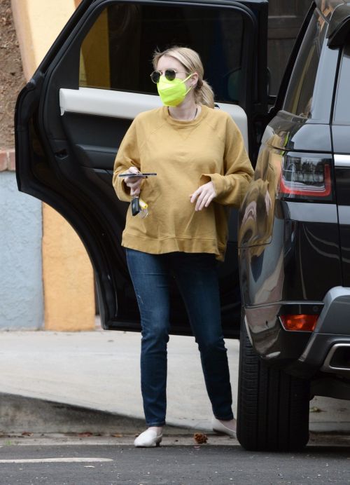 Pregnant Emma Roberts in Mellow Color Top with Dark Jeans Out in Los Angeles 2020/11/23