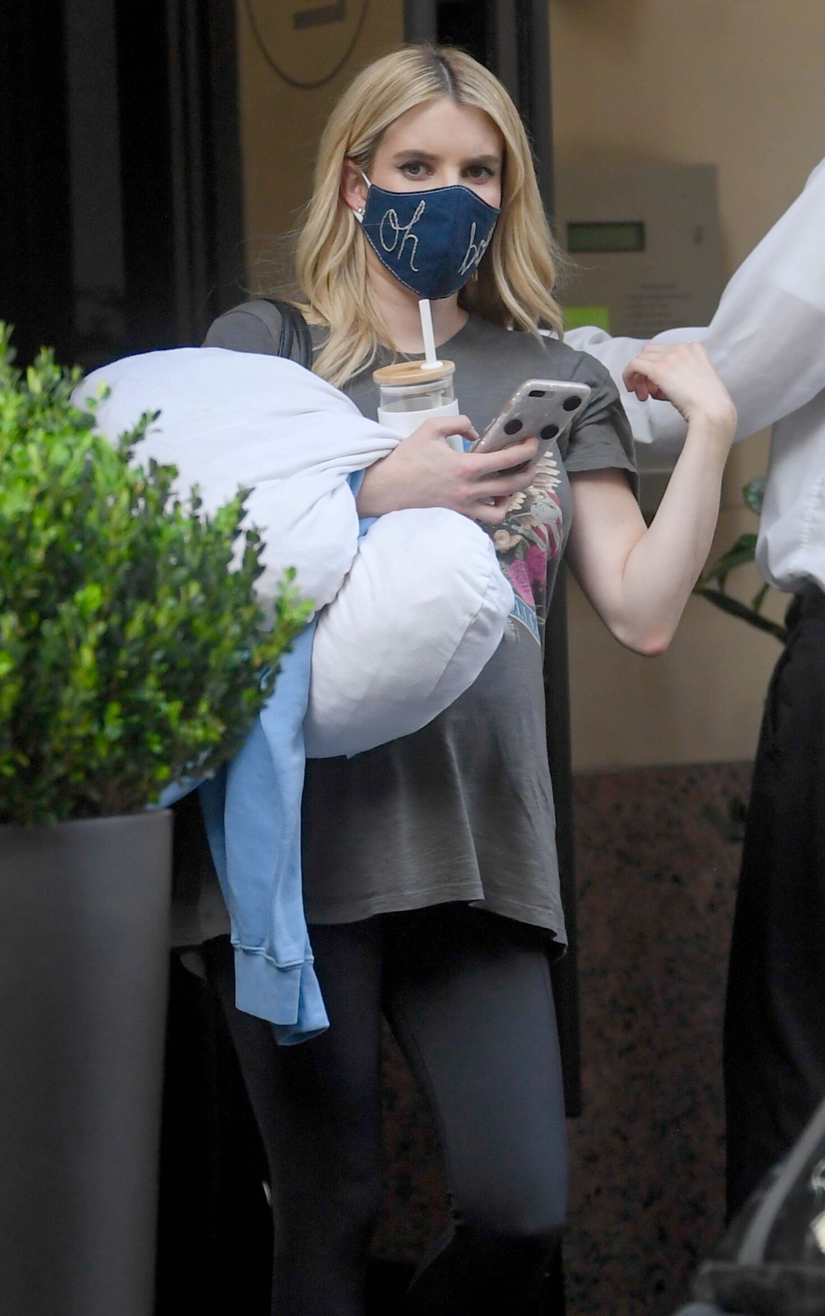 Pregnant Emma Roberts Leaves an Office in Los Angeles 2020/10/21