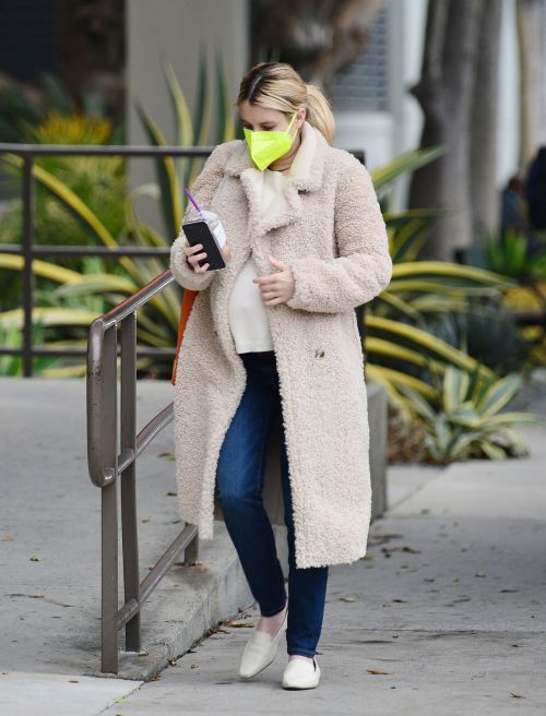 Pregnant Emma Roberts Out for Morning Coffee in Los Angeles 2020/11/23 2