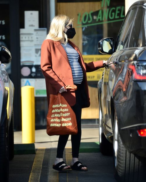 Pregnant Emma Roberts Out on Thanksgiving Day in Los Angeles 11/25/2020 1