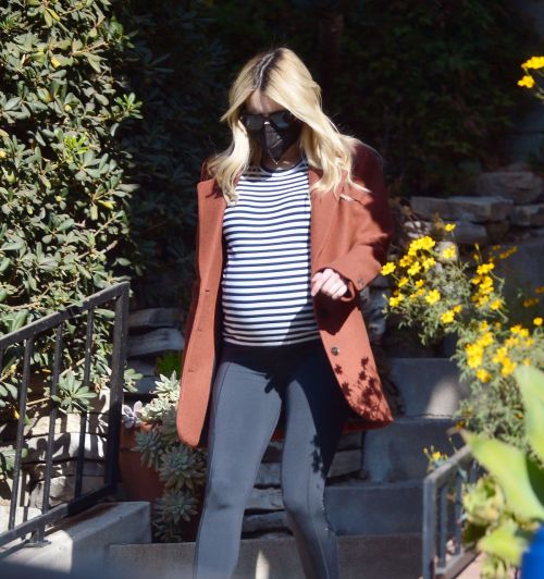 Pregnant Emma Roberts Out on Thanksgiving Day in Los Angeles 11/25/2020 4