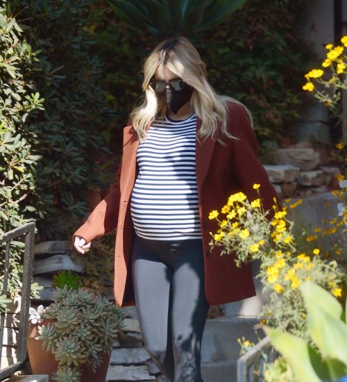 Pregnant Emma Roberts Out on Thanksgiving Day in Los Angeles 11/25/2020 6
