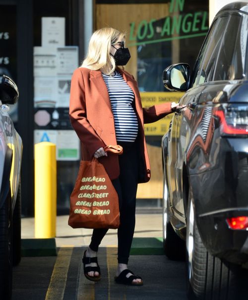 Pregnant Emma Roberts Out on Thanksgiving Day in Los Angeles 11/25/2020 9