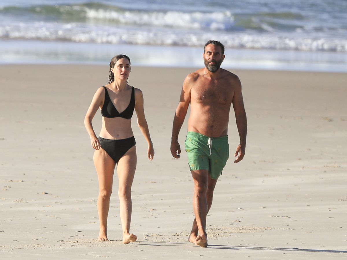 Rose Byrne and Bobby Cannavale at Wategos Beach in Byron Bay 2020/10/22