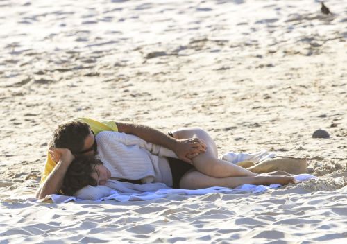 Rose Byrne and Bobby Cannavale at Wategos Beach in Byron Bay 2020/10/22 5