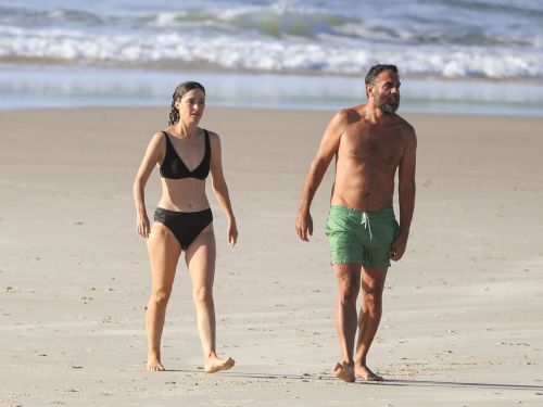 Rose Byrne and Bobby Cannavale at Wategos Beach in Byron Bay 2020/10/22