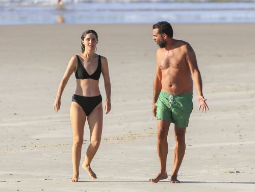 Rose Byrne and Bobby Cannavale at Wategos Beach in Byron Bay 2020/10/22 9